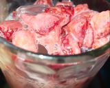 Hình bước làm 3 của món Dâu tây dầm sữa đặc 🍓