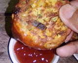 Foto langkah ke 6 dari resep Omelet Mie n Sosis Or Noodle n Sausage Omelette.