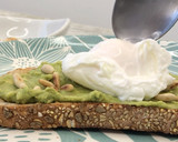 Foto del paso 10 de la receta: Huevo poché sobre tostada de aguacate 🥑