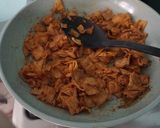 Foto del paso 3 de la receta: Chilaquiles rojos con queso y aguacate para la mañana