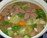 Foto langkah ke 3 dari resep Sayur sop ayam bakso simple.