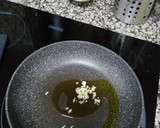Foto del paso 2 de la receta: Alcachofas con navajuelas en salsa verde