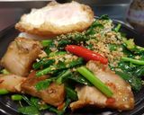 รูปขั้นตอนการทำที่ 2 ของ คะน้าหมูกรอบราดข้าวไข่ดาว