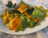 Foto del passaggio 7 della ricetta Ravioli colorati, ricotta e prezzemolo saltati burro e salvia, e tagliatelle tricolore al pomodoro