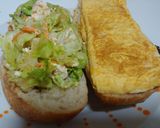 Foto del paso 2 de la receta: Bocata tortilla jamón York, queso con pan chapata y ensalada con soja