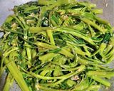 Hình bước làm 2 của món Rau muống xào sả ớt