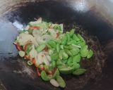 Foto langkah ke 3 dari resep Tumis tauge baso sapi petai (soybean sprout stir fry).