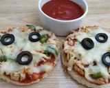 A picture of step 4 of Bread pizza without oven.