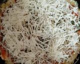 Foto langkah ke 4 dari resep Pizza Nasi Topping Bayam.