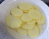 Foto del paso 1 de la receta: Dorada al horno sobre lecho de patatas, cebolla y pimiento