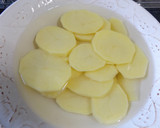 Foto del paso 1 de la receta: Dorada al horno sobre lecho de patatas, cebolla y pimiento