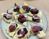 Foto del paso 4 de la receta: Canapés de jamón de pato con salsa casera de arándanos