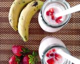 A picture of step 3 of Banana and Strawberry Smoothie.
