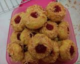Foto langkah ke 7 dari resep Strawberry Cheese Thumbprint Cookies.