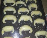 Foto del paso 2 de la receta: Medialunas de dulce de leche y membrillo