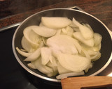 Foto del paso 1 de la receta: Hojaldre relleno de secreto, queso de cabra y cebolla caramelizada