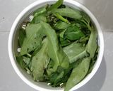 Foto langkah ke 1 dari resep Tumis Kangkung Saos Tiram.