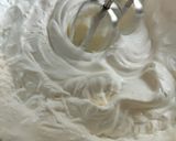 Foto del passaggio 5 della ricetta Rotolo di panna e fragole