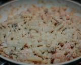 Foto del paso 8 de la receta: Pasta en salsa de queso mozzarella con camarones