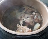 Hình bước làm 2 của món Cơm gà tay cầm