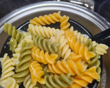 Foto del paso 4 de la receta: Ensalada de pasta con atún y huevo