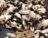 Foto del passaggio 1 della ricetta Fusilli con ciliegine e funghi
