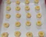 Foto langkah ke 4 dari resep Strawberry Thumbprint Cookies.