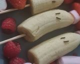 Foto del paso 2 de la receta: Plátanos navideños con fresas frambuesas y nubes