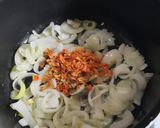 Foto del paso 3 de la receta: Chorizo con azafrán (tipo a la pomarola)