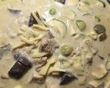 รูปขั้นตอนการทำที่ 4 ของ แกงเขียวหวานไก่หน่อไม้สด
