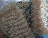 A picture of step 1 of Noodles Omelette.