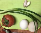 Foto langkah ke 1 dari resep Telur oseng, daun bawang dan tomat.