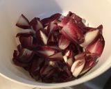 Une image de l'étape 2 de Salade d endives rouges et tomates au thon.