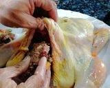 Foto del paso 3 de la receta: Pollo deshuesado relleno al horno