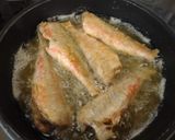 Foto del paso 4 de la receta: Salmonetes fritos con puntillitas y gambas al ajillo