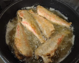 Foto del paso 4 de la receta: Salmonetes fritos con puntillitas y gambas al ajillo