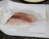 Foto do passo 1 de Filé de Peixe na Manteiga com Champignon e Alcaparras