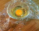 Foto del paso 1 de la receta: Tosta de pimientos asados, hierbabuena y huevo poche