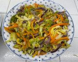 Foto del passaggio 5 della ricetta Involtini di pasta fillo con gamberi e verdure saltate