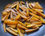 Foto del paso 1 de la receta: Batata 🍠/ Boniato / camote "fritos" con salsa de yogurt y mostaza🥛🧅🍠