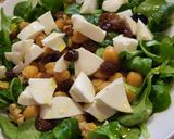 Foto del paso 3 de la receta: Ensalada de canónigos con garbanzos, queso fresco, champiñones y miel