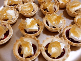 Tarteletas con queso Camembert y confitura de frutos rojos