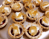 Foto del paso 3 de la receta: Tarteletas con queso Camembert y confitura de frutos rojos