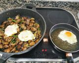 Foto del paso 4 de la receta: Ous trencats amb carxofes, xampinyons i espàrrecs de marge