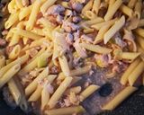 Foto del passaggio 3 della ricetta Penne con salsiccia e porri