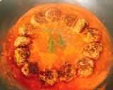Hình bước làm 4 của món Bò viên sốt cà chua, ăn với mì ý (Meatballs in tomato sauce)