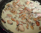 Foto del paso 6 de la receta: Nidos de patatas fritas y mejillones en salsa