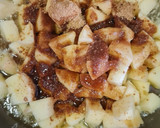 Foto del paso 2 de la receta: Manzana caramelizada con canela y panela