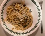 A picture of step 6 of Spaghetti al porro, funghi di castagno e crème fraîche.