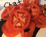 Une image de l'étape 1 de Salade de tomates et mozzarella aux noix et vinaigre aux framboises.